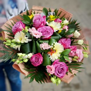 Buchet din trandafiri, gerbere, lisianthus, frezii