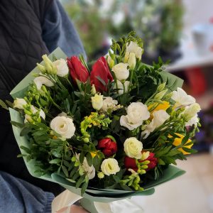 Buchet lalele, lisianthus, frezii