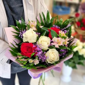 Buchet trandafiri si astromeria