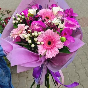 Buchet mix de flori alb-roz-mov