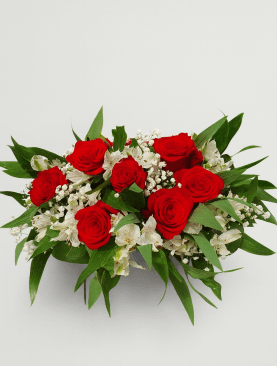 Aranjament floral cu trandafiri roșii și alstroemeria
