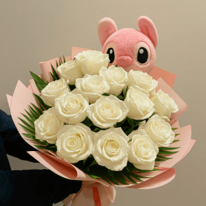 Buchet Trandafiri Albi cu Jucărie Stitch Roz – Livrare Rapidă în Vaslui