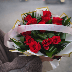 Buchet 17 Trandafiri Roșii – Livrare Rapidă în Vaslui