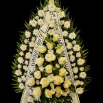 Coroana funerară cu trandafiri și crizanteme albe