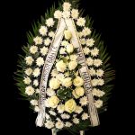 Coroană funerara cu crizanteme si trandafiri