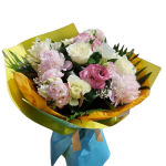 Buchet bujori roz , trandafiri albi lisianthus roz