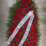 Coroană funerară cu trandafiri roșii naturali – Livrare rapidă în Vaslui