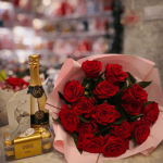 Buchet 15 Trandafiri Roșii cu Șampanie și Praline – Livrare Rapidă în Județul Vaslui