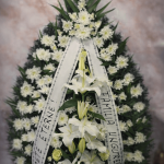 Coroană funerară cu crizanteme și crini – Eleganță și respect