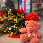 Buchet 15 Lalele și Ursuleț - Livrare Rapidă în Județul Vaslui