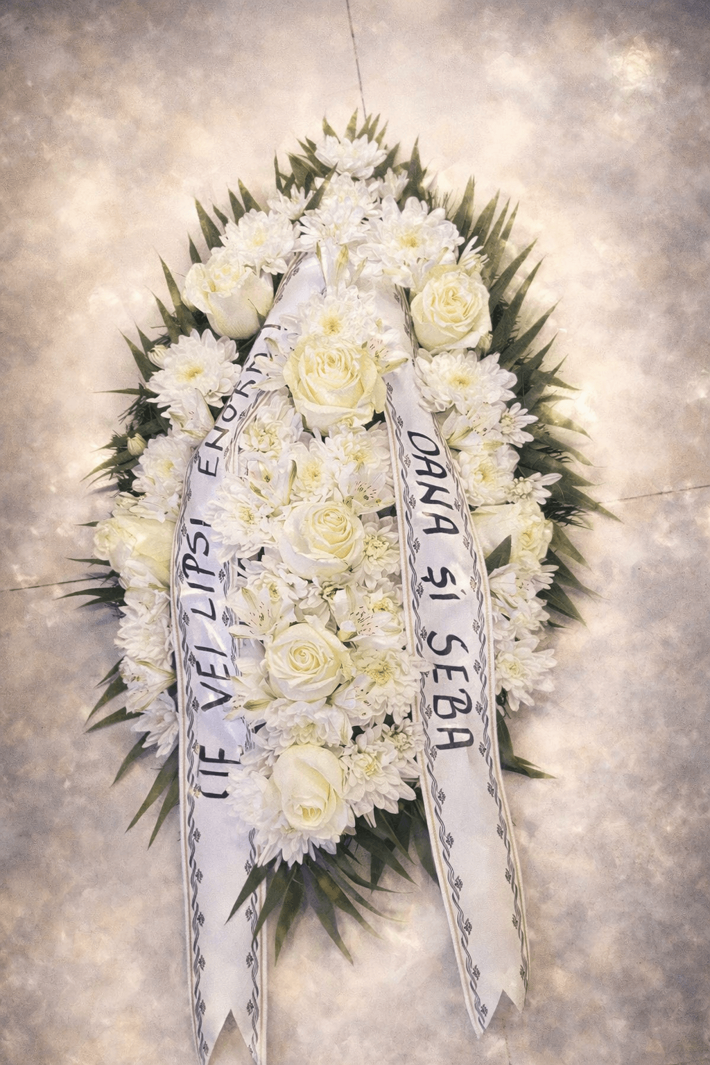ChatGPT-Image-29-ian.-2026-14_09_26.png Coroană funerară 60 cm din trandafiri și crizanteme albe Livrare Vaslui - Image 1