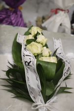 Buchet funerar din 8 trandafiri albi – Livrare rapidă Vaslui - Image 2