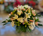 Aranjament funerar din crizanteme, crini, trandafiri, alstromeria si lisianthus