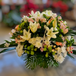 Aranjament funerar din crizanteme, crini, trandafiri, alstromeria si lisianthus