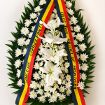 Coroană funerară naturală cu crini albi și crizanteme albe Vaslui